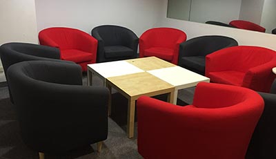 沙發(fā)式的焦點(diǎn)團(tuán)體訪談場地